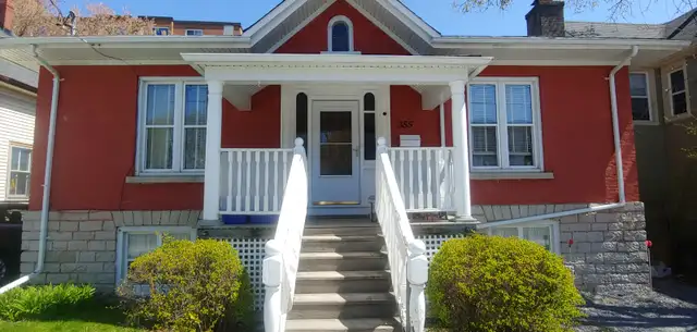 Renovated Heritage Living: Fully Furnished Downtown Apt