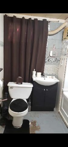Bedroom with private living area/bathroom for rent - Photo 4