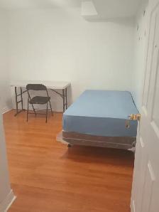 Private room Available immediately MacCowan and Steeles - Photo 7