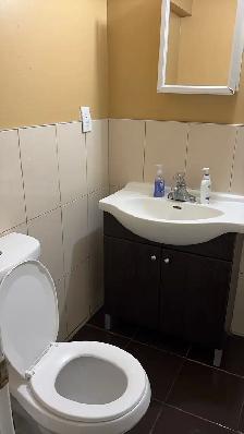Private room Available immediately MacCowan and Steeles - Photo 10