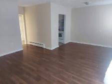 BEAUTIFUL 4 BEDROOM TOWNHOUSE with 1 MONTH FREE RENT - Photo 2