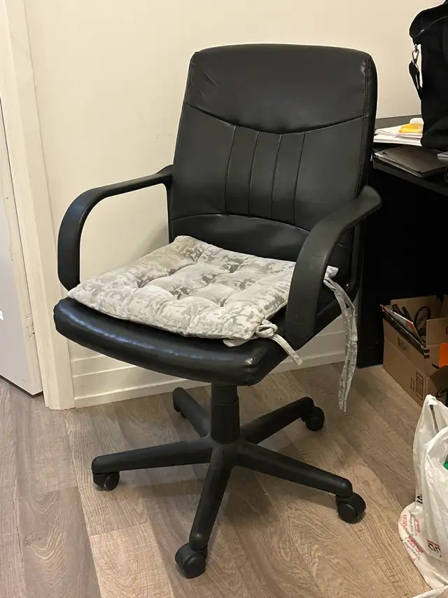 AFFORABLE DESK CHAIR