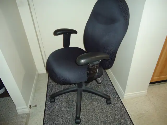Swivel computer chair