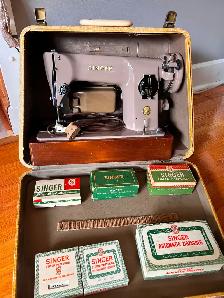 Vintage Singer Sewing Machine - Photo 3