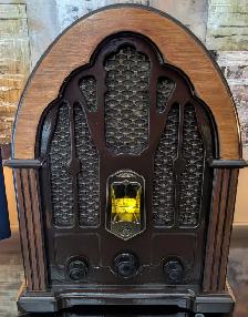 Windows 11 Pro desktop, modeled after a 1938 Crosley Radio