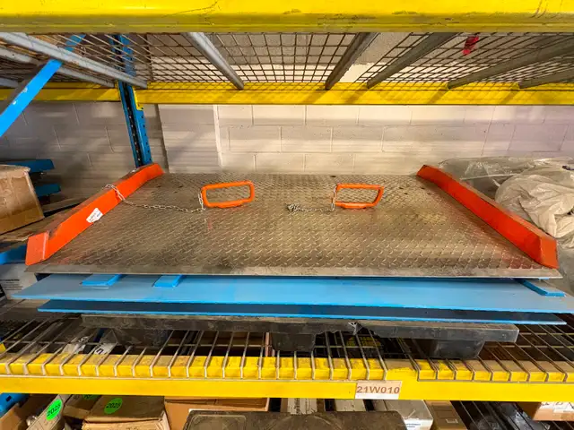 Shipping dock ramp