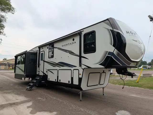 2021 Keystone Montana 384BR – Mid-Bunk, Solar & Auto-Level