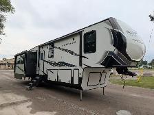 2021 Keystone Montana 384BR – Mid-Bunk, Solar & Auto-Level