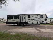 2021 Keystone Montana 384BR – Mid-Bunk, Solar & Auto-Level - Photo 5