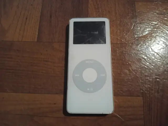 Apple A1137 White Original iPod Nano 2GB PARTS REPAIR