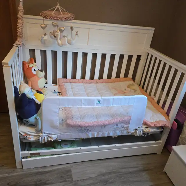 Fisherprice Baby Crib that turns into a Toddler bed