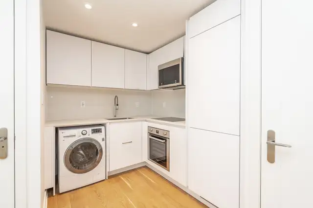 Renovated bachelor, Yonge & St. Clair - ID 2900