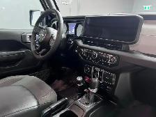 2025 Jeep Wrangler - Photo 13
