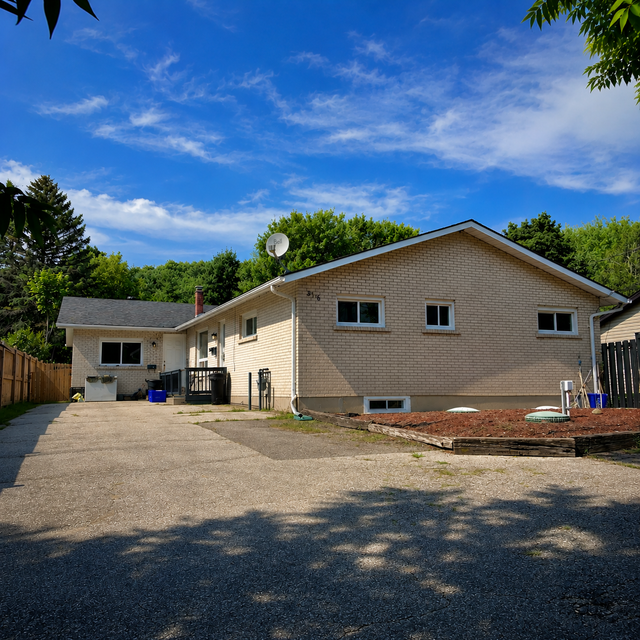 3 BED / 1 BATH • 1,425 SQ. FT. • SHANTY BAY/BARRIE