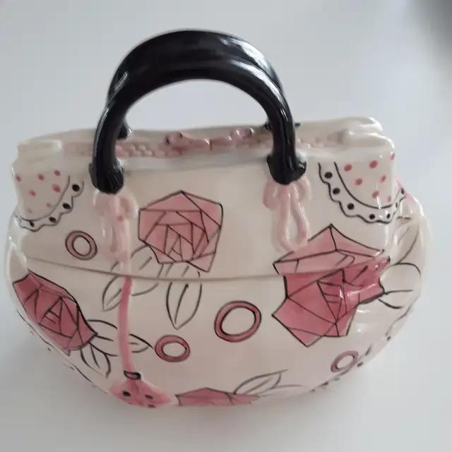 GRAND CONTENANT CÉRAMIQUE BLANC, ROSE NOIR 12'LAR 9'HAUT: $20.00