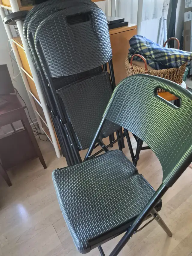 4 CHAISES NEUVES pliantes