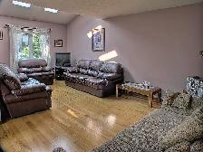 3-Bedroom beautiful, semi-detached house in quite neigborhood - Photo 2