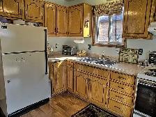 3-Bedroom beautiful, semi-detached house in quite neigborhood - Photo 6