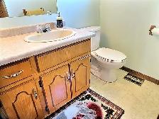3-Bedroom beautiful, semi-detached house in quite neigborhood - Photo 8