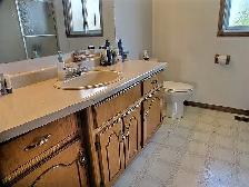 3-Bedroom beautiful, semi-detached house in quite neigborhood - Photo 9