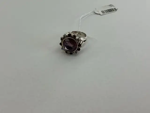 bague en argent avec pierre mauve