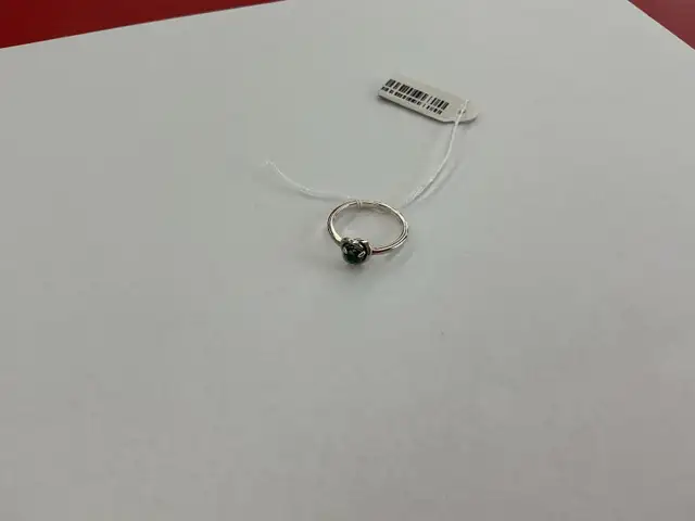 bague en argent avec pierre verte