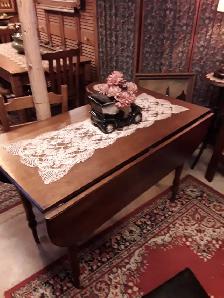 Belle table à  battant