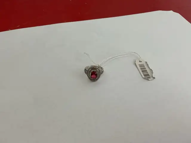 bague en argent avec pierre rouge