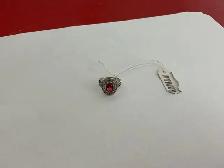 bague en argent avec pierre rouge