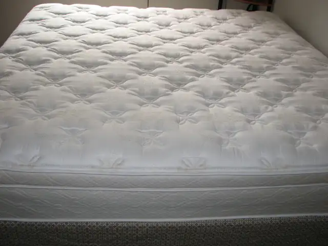 KING Size SERTA Pillow-Top Mattress – Excellent Condition