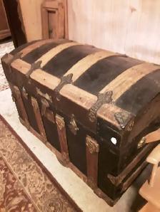 Ancien coffre bombé, en très bon état, 29 po long.