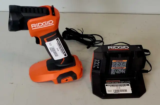 RIDGID 18V Cordless LED Work Light R8695 (32654012)