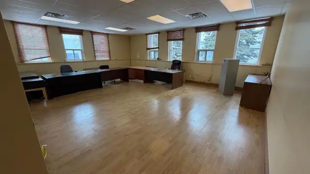 ESPACE DE BUREAU À LOUER / OFFICE SPACE FOR RENT