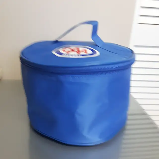 BOITE À LUNCH NEUVE 10'DIAMÈTRE 6'HAU AVEC ZIPPER POIGNÉE $10.00