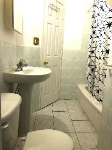 Bloor /Lansdowne, main floor A Room with 1 bathroom near Subway - Photo 4