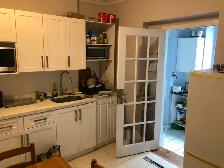 Bloor /Lansdowne, main floor A Room with 1 bathroom near Subway - Photo 9