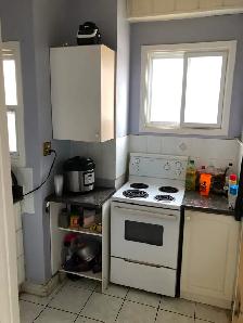 Bloor /Lansdowne, main floor A Room with 1 bathroom near Subway - Photo 10