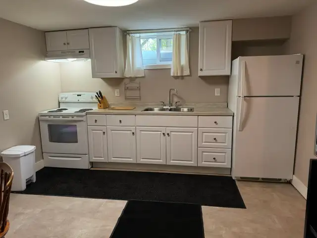 GREAT LOCATION FOR SERIOUS STUDENT, BRIGHT ROOM TO RENT