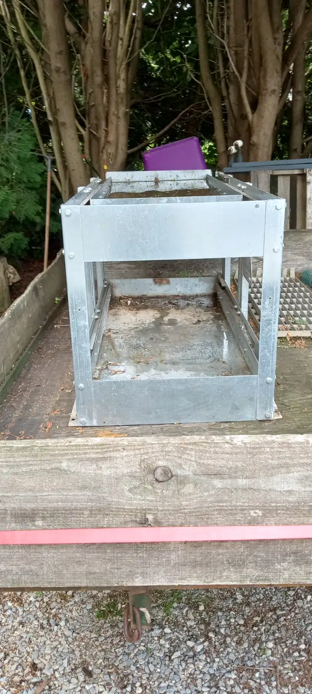 Sliding tool tray