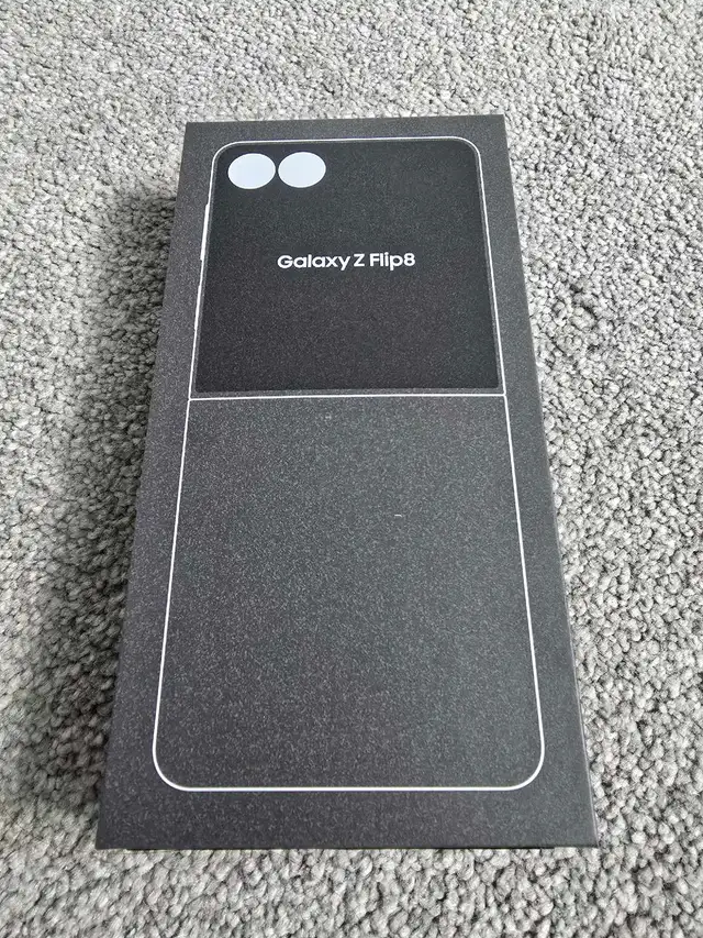Brand New Sealed Samsung Galaxy Z Flip 8