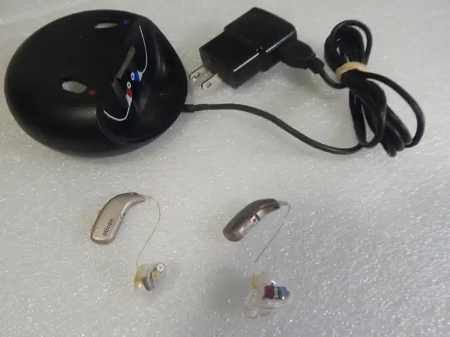 Hearing Aids wit Charger, Sanitized