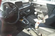 2022 Kia Forte 5-Door EX - Photo 7