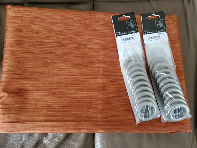 TISSU À RIDEAU ORANGE 5x7 PIEDS LONGS 20 ANNEAUX NEUVES: $20.00