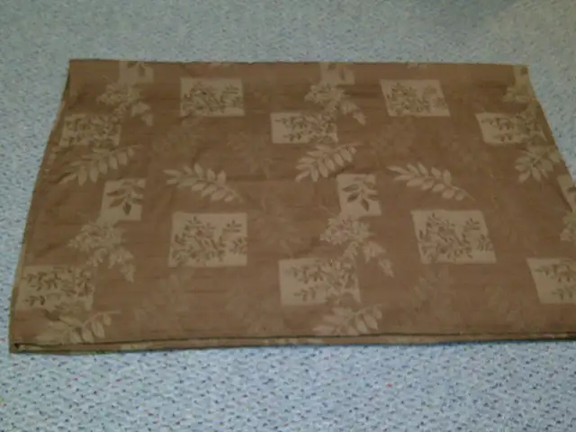 NAPPE BRILLANTE SIMONS SATIN BRUNÀ MOTIFS BEIGES 52'x66' $10.00.