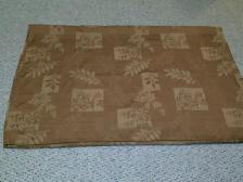 NAPPE BRILLANTE SIMONS SATIN BRUNÀ MOTIFS BEIGES 52'x66' $10.00.