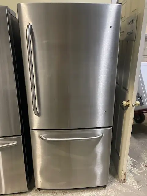 Réfrigérateur stainless 29.5'' congélateur au bas GE