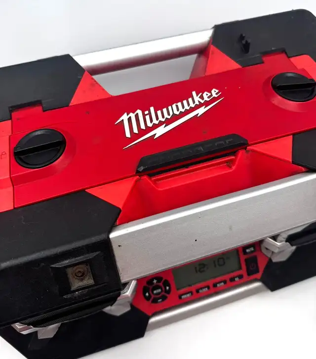 Milwaukee 2790-20 12V-28V Jobsite Radio AM/FM with AUX Input