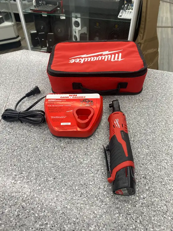 Milwaukee 2457-21 3/8-Inch M12 Cordless Ratchet Kit