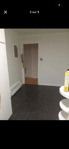 un salon fermé par rideau à louer à lachine 450 - Photo 3