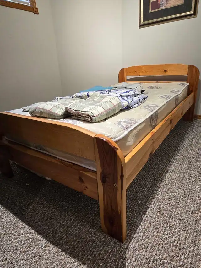 Youth Twin Bed Including Mattress, Bedding and Comforter